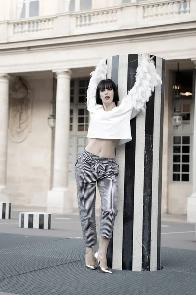 Μόδας μοντέλο ποζάρουν στο Παρίσι, Γαλλία. Μόδα γυναίκα σε μοντέρνα ρούχα στην πλατεία — Φωτογραφία Αρχείου