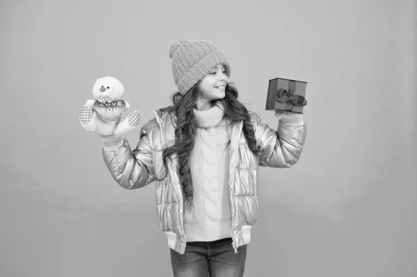 Τι να διαλέξω. κομψό παιδί με ζεστά χειμωνιάτικα ρούχα. αγορές online με επιπλέον μπόνους. Ένα μικρό κορίτσι χαρούμενο για τα Χριστούγεννα. δώρο με αγάπη. Καλά Χριστούγεννα. Ευτυχισμένο το νέο έτος. δώρο για τις χειμερινές διακοπές — Φωτογραφία Αρχείου