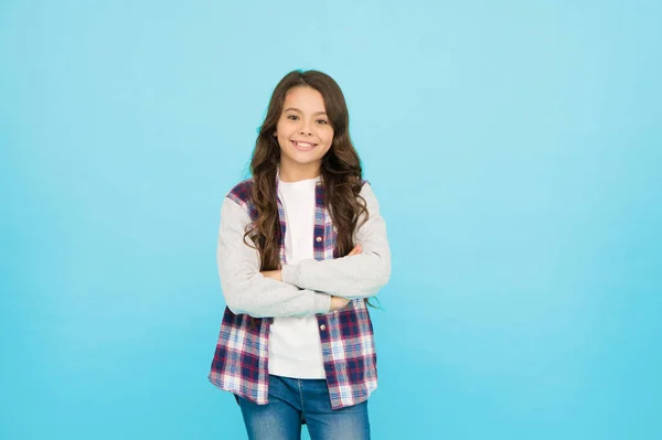 Viver uma vida feliz. Conceito de bom humor. Vibrações positivas. Emoções sinceras. Menina bonito com cabelo comprido. Camisa xadrez menina pequena. Feliz dia internacional das crianças. Menina turquesa fundo — Fotografia de Stock