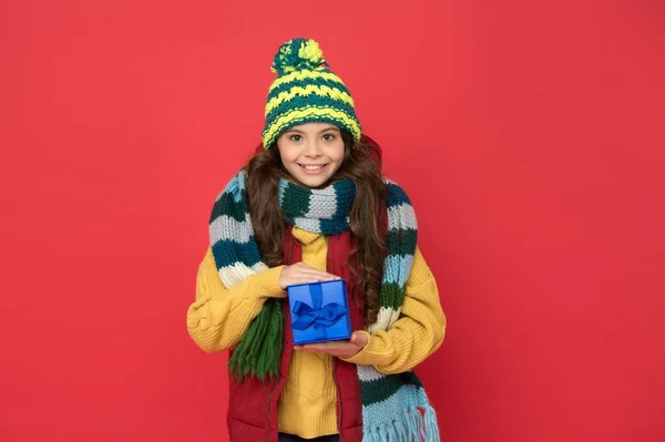ご購入ありがとうございます。季節のショッピング販売。クリスマスにプレゼントやプレゼントを買って。幸せな子供時代。10代の女の子が箱を持ってる。ニットウェアスタイル。年末年始です。子供は暖かい冬服を着て — ストック写真