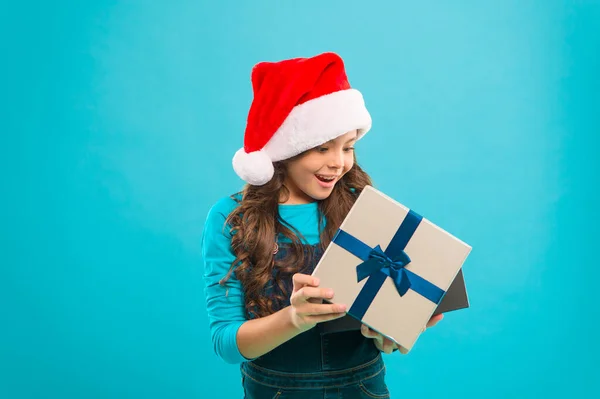 Fiesta de año nuevo. Chico Santa Claus. Niña con sombrero de santa. Regalo para Navidad. Infancia. Felices fiestas de invierno. Niña pequeña. Compras de Navidad. Regalo de Navidad —  Fotos de Stock