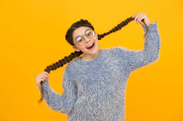 Visione per la tua vita. capelli intrecciati in trecce. felice ragazza adolescente con acconciatura elegante. Ragazzo intelligente. bellezza in occhiali. felicità infantile. bambino sorridente indossare occhiali a causa della scarsa vista — Foto Stock