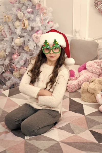새해 선물이야. 어린 아이들은 산타 모자를 쓰고 집안 배경 장식을 한 채 새해를 맞이 한다. 장난감을 들고 침실에 있는 여자아이. 새해 복 많이 받아. 소원 목록. 인질들의 분위기. 크리스마스 정신 — 스톡 사진