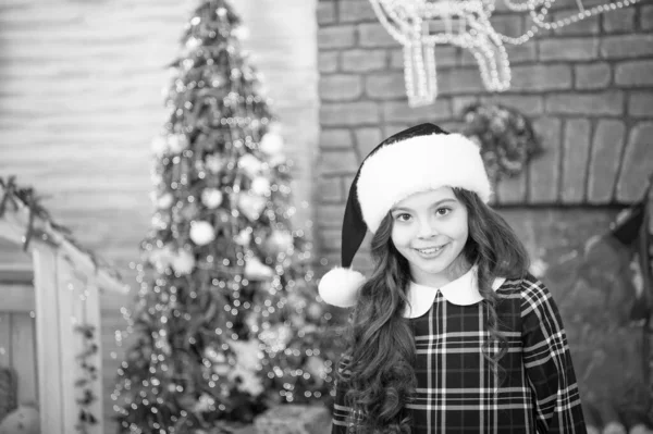 Sou tão bonito como o Pai Natal. A criança feliz celebra o Natal e o Ano Novo. Pequena menina do Papai Noel feliz sorrindo na árvore de Natal. Boas festas. Feliz Natal. Feliz Ano Novo — Fotografia de Stock