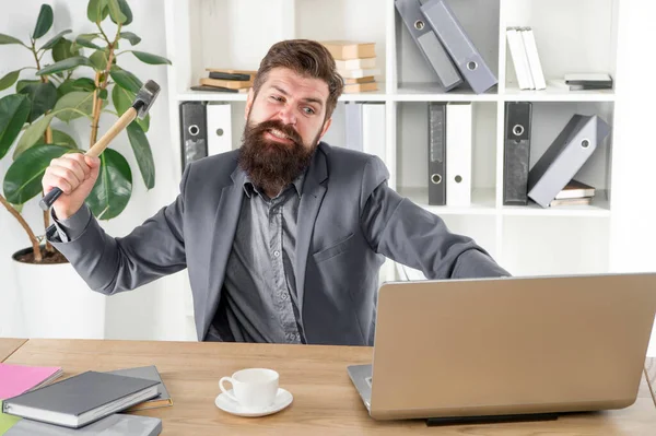 Lleno de rabia. usuario frustrado de la computadora. Los hombres de negocios expresan ira. listo para aplastar. La vida de oficina lo vuelve loco. Conexión a Internet lenta. lidiar con el error. hombre sobrecargado de trabajo aplastar portátil con martillo — Foto de Stock