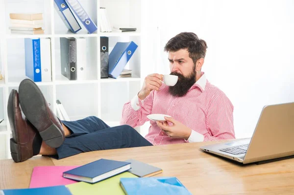 Genießen Sie mehr mit Tee. Mitarbeiter trinken heiße Tasse am Schreibtisch. Kaffeepause genießen. Morgengetränk. Geschäft und Vergnügen. Jeden Moment genießen — Stockfoto