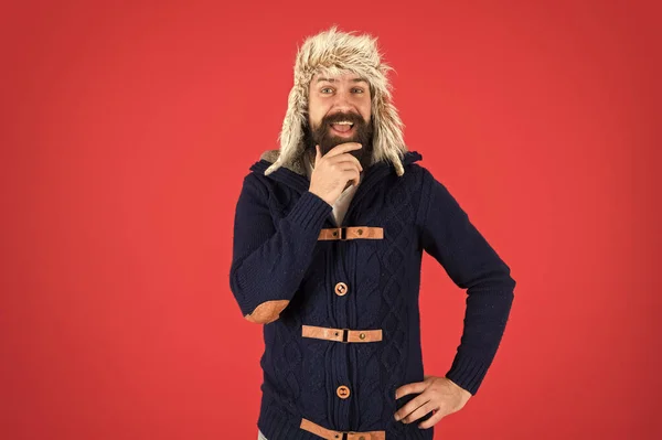 Kış sezonu erkek giyim. Hipster rustik tarzı kıyafet. Moda erkek giyim mağazası. Erkeksi kıyafet konsepti. Kış erkek giyim. Kıyafet tasarımı. Olgun sakallı bir adam kırmızı arka planda sıcak kazak ve şapka giyer. — Stok fotoğraf
