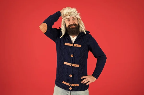 冬のファッション。陽気な流行のヒップスター。寒い季節にひげケア。残忍な男耳フラップ帽子。ファーハットアクセサリー。髭の男は冬の活動の準備ができている。暖かく快適に。男性ファッション — ストック写真