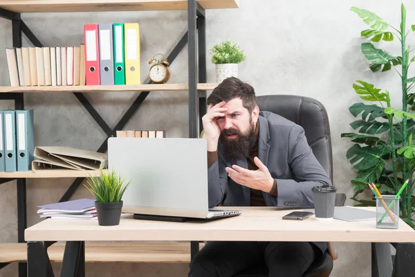 Stressaantunut työn liikemies muodollinen asu. stressaantunut mies käyttää kannettavaa. Pomotöitä työpaikalla. stressaantunut parrakas mies työskentelee toimistossa. stressiä töiden jälkeen. Todellinen kiireinen mies — kuvapankkivalokuva