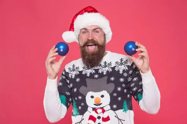 Šťastný Santa Claus muž v klobouku. dospělý chlap drží vánoční výzdobu. zimní pletený svetr. Hipster na novoroční párty. prázdninová zábava. Pojďme slavit. koupit dárky a dárky. vánoční obchod — Stock fotografie