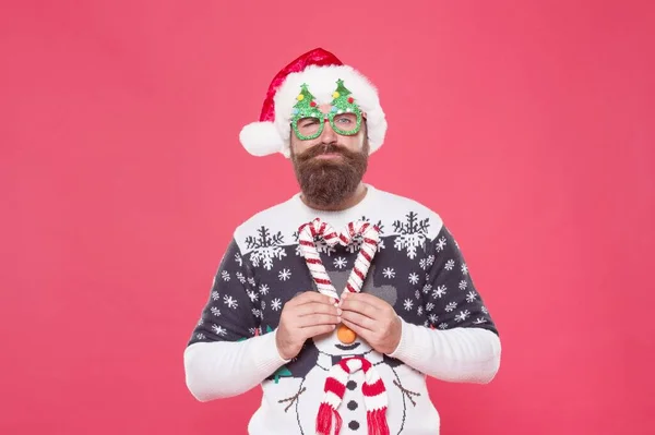 Skäggig tomte man med mustasch bära hatt och stickad tröja hålla stick inredning för julfest, xmas fest — Stockfoto