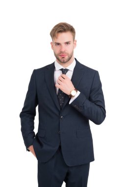 Hepsi mükemmel olmalı. CEO 'nun başarılı bir işi var. Modern resmi tarz. Takım elbiseli yakışıklı iş adamı. Erkek ofis modası. Patron beyazdan izole edilmiş. Bakımlı adam şık kıyafetler giyer. berber salonu