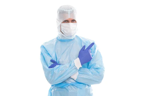 Homem médico epidemiologista vestindo máscara respirador e segurança traje protetor apontando dedo em luvas sobre fundo branco isolado, espaço de cópia, covid 19 sars — Fotografia de Stock