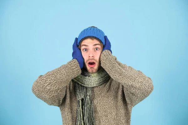 Het is echt eng. Een man met een eng gezicht in koud zweet. De man draagt winterkleren bij koud weer. De winter komt eraan. — Stockfoto