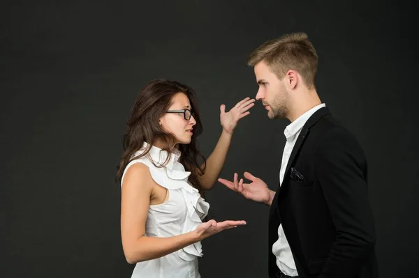 Emocional conversación de negocios entre mujer de negocios y hombre de negocios en formalwear fondo oscuro, negociación — Foto de Stock