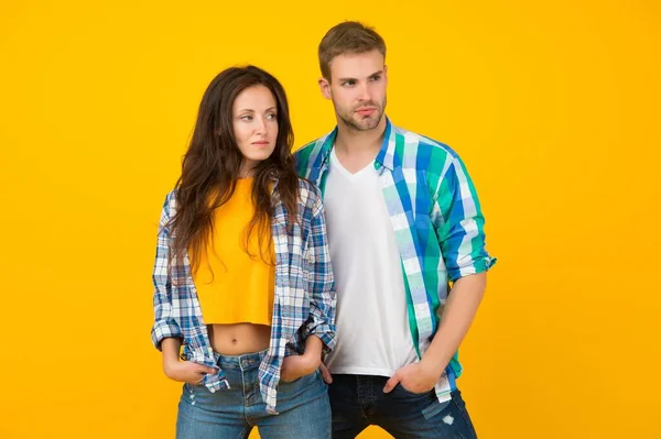 Marié et amoureux. Famille couple fond jaune. Jeune femme et mari dans un style décontracté. Les valeurs familiales. Une relation amoureuse. Confiance et soins — Photo