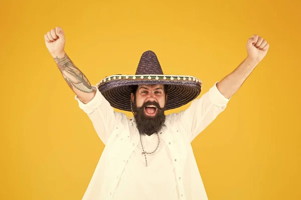 墨西哥精力充沛的脾气。庆祝传统的墨西哥假日。Cinco de Mayo 。墨西哥死亡日。五月五日。让我们玩得开心点。庆祝嘉年华。在墨西哥的一个快乐的男人。一顶纪念品草帽 — 图库照片