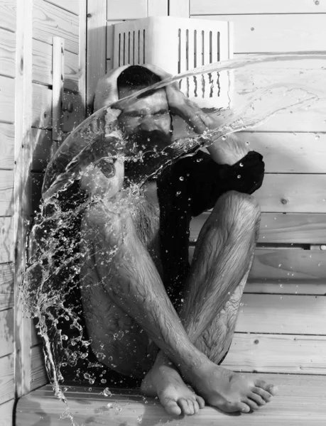 Een plons water op de mens. — Stockfoto