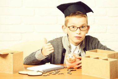 Genç, sevimli, küçük öğrenci.