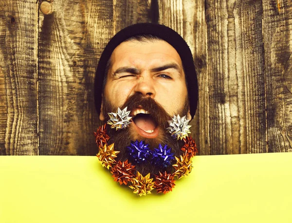 Бородатий чоловік, жорстокий кавказький задоволений хіпстер із зірками подарункових прикрас — стокове фото