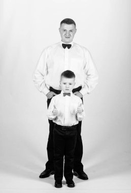 Esthete. Erkek modası. Küçük çocuk ve babası iş adamı. Aile günü. Baba ve oğul takım elbise içinde. Saatçi konsepti. Babasıyla mutlu bir çocuk. İş toplantısı partisi. Smokin tarzı. Saat tamircisi.