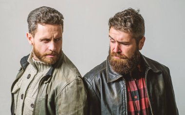 Yakışıklı, şık ve havalı. Erkeksi ve vahşi arkadaşlar. Zorba takım. Erkeklik ve vahşet. Acımasız deri kıyafetlerden emin ol. Vahşi adamlar deri ceket giyer. Vahşi sakallı hippi erkekler.