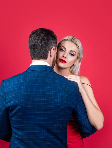 Man omhelst sexy vrouw. sensueel verliefd stel. liefde en romantische relatie. vriendin en vriendje op date. formeel koppel voelen passie. uit de wens. mode — Stockfoto