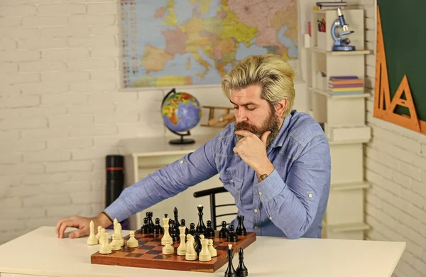 Foto de O Xadrez É Ginásio Da Mente Aula De Xadrez Conceito De Estratégia  Professor De Escola Jogo De Tabuleiro Homem Hipster Inteligente Jogando  Xadrez Hobby Intelectual Figuras No Tabuleiro De Xadrez