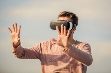 Artırılmış gerçeklik. Modern teknolojiyi kullan. Mühendislik projesi. Sanal gerçeklik gözlükleri. Dijital gelecek ve yenilik. Sanal gerçeklik. Siber uzay. Oyun online. Adam kablosuz VR gözlük takıyor.
