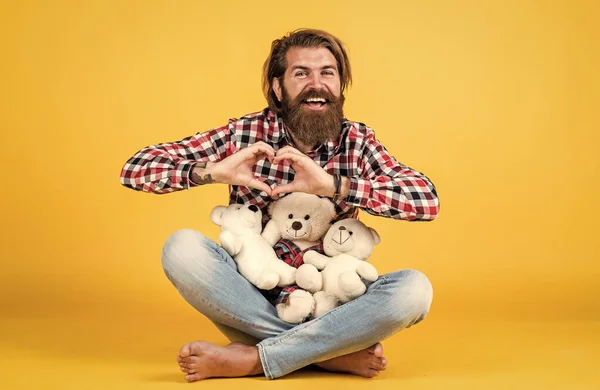 O meu coração é teu. Homem com barba segurar urso de brinquedo bonito. O homem tem ursinho de peluche. Presentes e feriados conceito. Isto é para ti. hipster como um brinquedo de animal. Aniversário festa de férias celebração. sentir felicidade — Fotografia de Stock