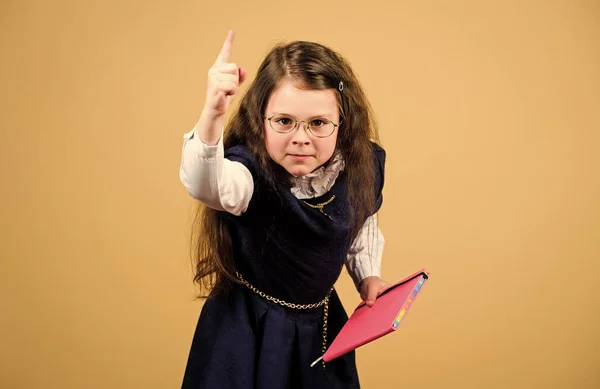 Carnet pour notes de journal. leçon d'étude. petite fille sérieuse veut être professeur. Travail à domicile. connaissance et éducation. Je retourne à l'école. petite fille avec dossier papier. Profiter de la vie universitaire — Photo