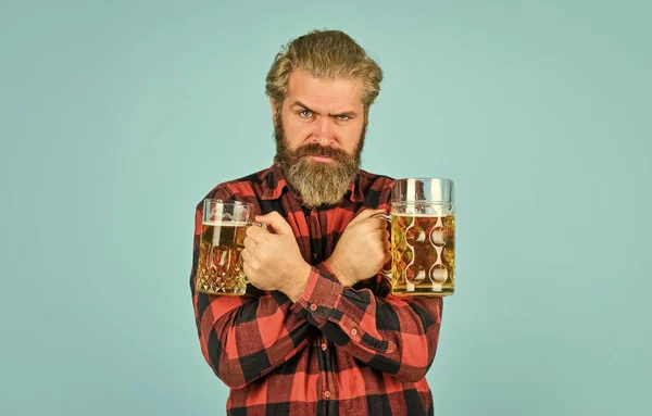 Alkoholik. Spragniony człowiek pijący piwo w barze. Hipsterzy piją piwo. Dojrzały brodaty facet trzyma szklankę piwa. Zdrowie tostów. Prawdziwe uczucie. Święto. Dzień kawalerski. Popraw nastrój. Upij się. — Zdjęcie stockowe