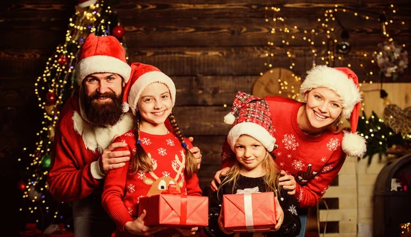 Boksdag. Fijne feestdagen. Vader baardman en moeder met schattige dochters kerstboom achtergrond. Breng tijd door met je familie. Ouders en kinderen openen kerstcadeaus. Kersttraditie — Stockfoto