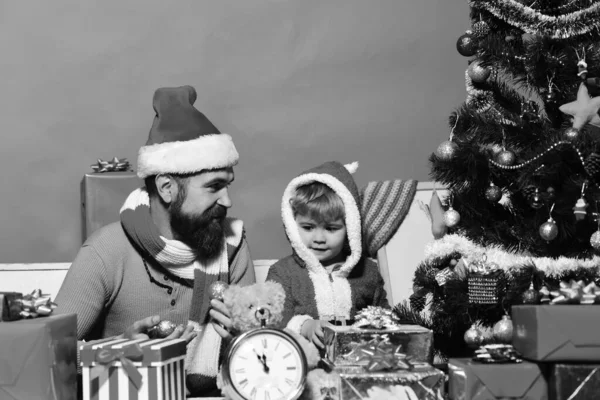 サンタクロースと小さなアシスタント子供でクリスマスルーム — ストック写真