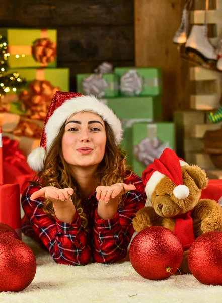 Dromen over het volgende jaar. Gelukkig nieuwjaar. Kersttraditie. Winterversieringen. Vier vakantie. Kerstvoorbereidingen. Gelukkig meisje met kerstboom. Vrouw geniet van feestelijke stemming. Het doen van wens — Stockfoto