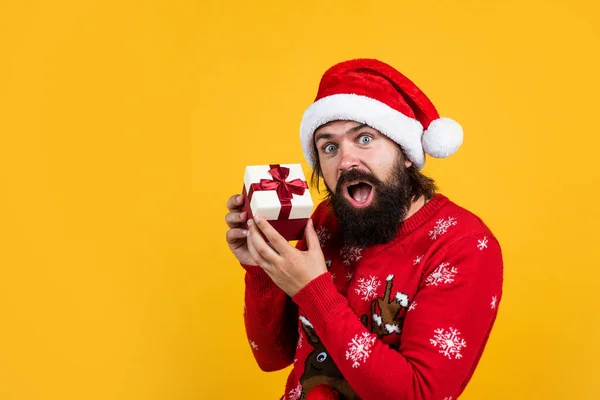 Χαρούμενο αρσενικό hipster με γενειάδα και μουστάκι φορώντας καπέλο santa για χριστουγεννιάτικη γιορτή πάρτι, καλές γιορτές — Φωτογραφία Αρχείου