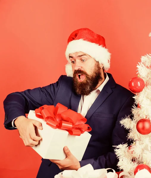 Festa de homens na árvore de Natal. Conceito de serviço de presente. Enviar ou receber presentes de Natal. Entrega rápida de presentes. Boas festas. vendas temporada de inverno. Compras de Natal. Papai Noel barbudo. surpresa ano novo — Fotografia de Stock