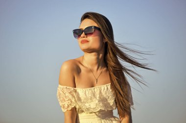 İç gücünü bul. Güneş gözlüklü kız fotokopi uzayı. Özgürlük için. Kendine biraz zaman ayır. Uyum ve denge. Kadın psikolojisi. Güneşli mavi gökyüzünde güzel bir kadın. Kadın iktidarı. Yaz modası