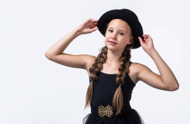 Geçmişi olan şık bir çocuk beyaz tenli, stil sahibi