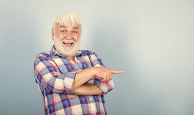 Saç dönüşümü tamamlanmış. Beyaz peruklu olgun sakallı adam. Saç dökülmesi konsepti. Gri sakallı son sınıf öğrencisi. Berber ve kuaför. Erkek modası. Sağlık hizmeti. Mutlu yaşlı büyükbaba. Boşluğu kopyala