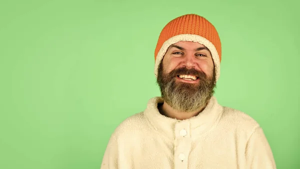 Laten we het vieren. koud en griep. Portret van een brutale man in een fleece sweater. Mooi mannelijk model met warme hoed. casual man met winterhoed en warme kleren. gelukkige hipster dragen warme hoed. kopieerruimte — Stockfoto