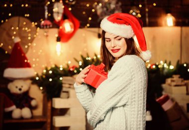 Yeni yıl beni. Noel 'den önceki sabah. Hediye kutusu olan seksi bir kadın. Mutlu yıllar. Aile kutlaması. Noel ağacı. Kış tatili Noel Baba şapkalı kız. Noel alışverişi