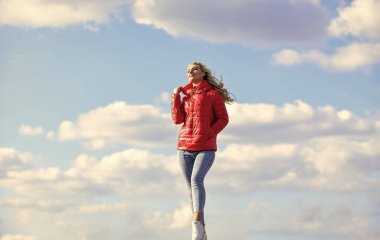 Mavi gökyüzü arka planında bir kadın. Model kadın dışarıda poz veriyor. Rahatına bak. Kadın dışarıda havanın tadını çıkarıyor. Özgürlük ve beklenti. Güzellik ve moda, bak. Yalnızlık kavramı. Cilveleşiyorum.