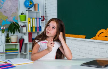 En sevdiğim konu. Okula dönüyorum. Modern hayatta resmi eğitim. Evde eğitim kavramı. Çocukluk gelişimi. İnceleme yoluyla bilgi edinmek. Sınıfta tahtası olan bir çocuk. çocuk notlar alıyor