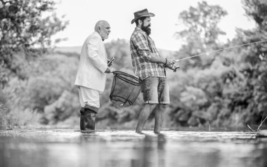 İyi bir balıkçı doğal kaynaklara saygı duyar. Balıklar asla ziyan edilmemeli. Eğer yasal yollarla balık yakalarsan, hemen serbest bırak. Eyalet balıkçılık lisansı. Erkekler birlikte balık tutuyor. Arkadaşla balık. Erkek eğlencesi.