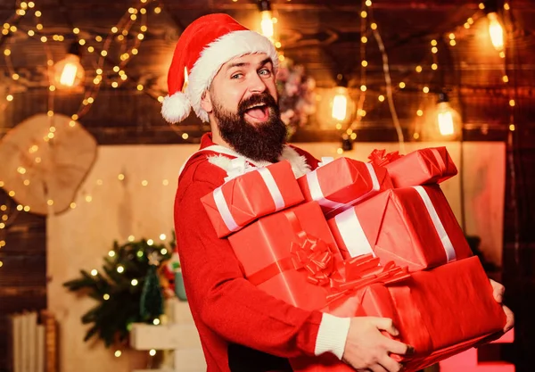 Approfittando delle vendite di Natale. consegna regalo di Natale. felice anno nuovo. Scatola regalo di Natale. Babbo Natale barbuto consegnare regali. Shopping natalizio. cappello da Babbo Natale barbuto. vendita di shopping. Elfo allegro — Foto Stock