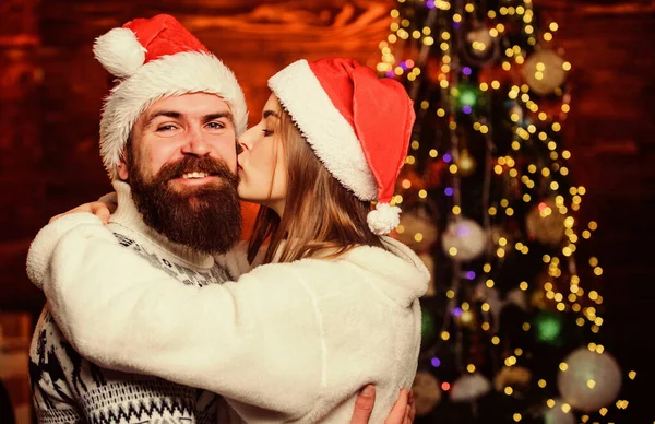 Innamorati. Cuori amorevoli insieme. Coppia innamorata godersi la festa di Natale. Tradizione di famiglia. E 'Natale. Amore coppia coccole albero di Natale sfondo. Sensazioni romantiche — Foto Stock