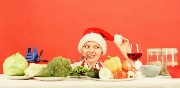 Gezonde kerstvakantie recepten. Vrouwelijke chef-kok of huisvrouw die kookt terwijl ze een kerstmuts draagt. De beste kerstrecepten. Feestelijke menuconcept. Kerstdiner idee. Geniet van eenvoudige ideeën voor kerstfeest — Stockfoto