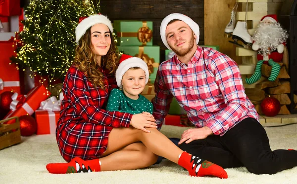 Padre y madre con fondo lindo árbol de navidad hijo. Valores familiares. Día de boxeo. Felices fiestas. Momento idílico. Pasa tiempo con la familia. Tradición navideña. Víspera de Navidad de padres e hijos —  Fotos de Stock