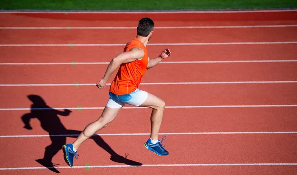 Jeden Tag voller Sport. Ausdauer und Ausdauer. Läufer auf der Rennstrecke. Herausforderung und Wettbewerb. Marathongeschwindigkeit. Sportler rennen schnell, um zu gewinnen. Erfolgreicher Fitness-Sprinter. Trainer auf Laufkurs — Stockfoto